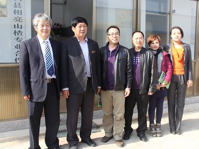 无极限（中国）有限公司副总裁单振广（左一）考察合作社