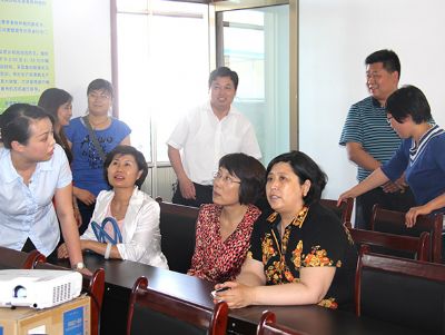 潍坊市妇联主席田桂英（右三）到合作社考察指导
