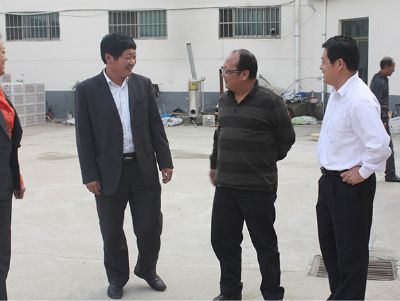 山西维之王董事长宋永祥（右二）与镇党委书记翟志敏（右一）到合作社参观指导